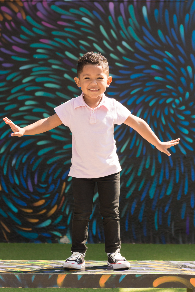 foto de menino fazendo pose em pé no ensaio infantil realizado Beco do Batman na cidade de São Paulo