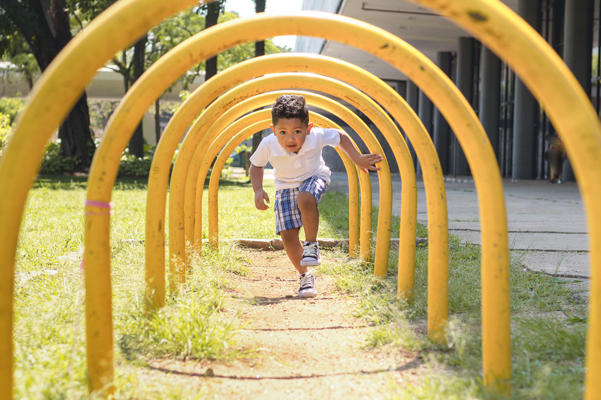 foto de menino brincando no parquinho do Parque do Ibirapuera na cidade de São Paulo.