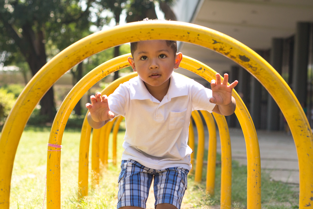 foto de menino brincando no parquinho do Parque do Ibirapuera na cidade de São Paulo.