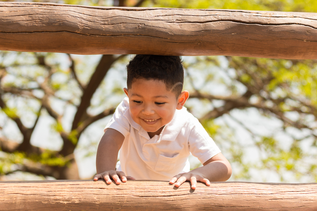 foto de menino sorrindo no ensaio infantil e brincando no Parque do Ibirapuera na cidade de São Paulo