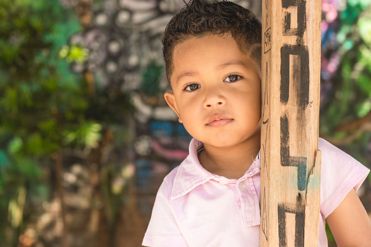 foto de menino fazendo pose no ensaio infantil realizado Beco do Batman na cidade de São Paulo