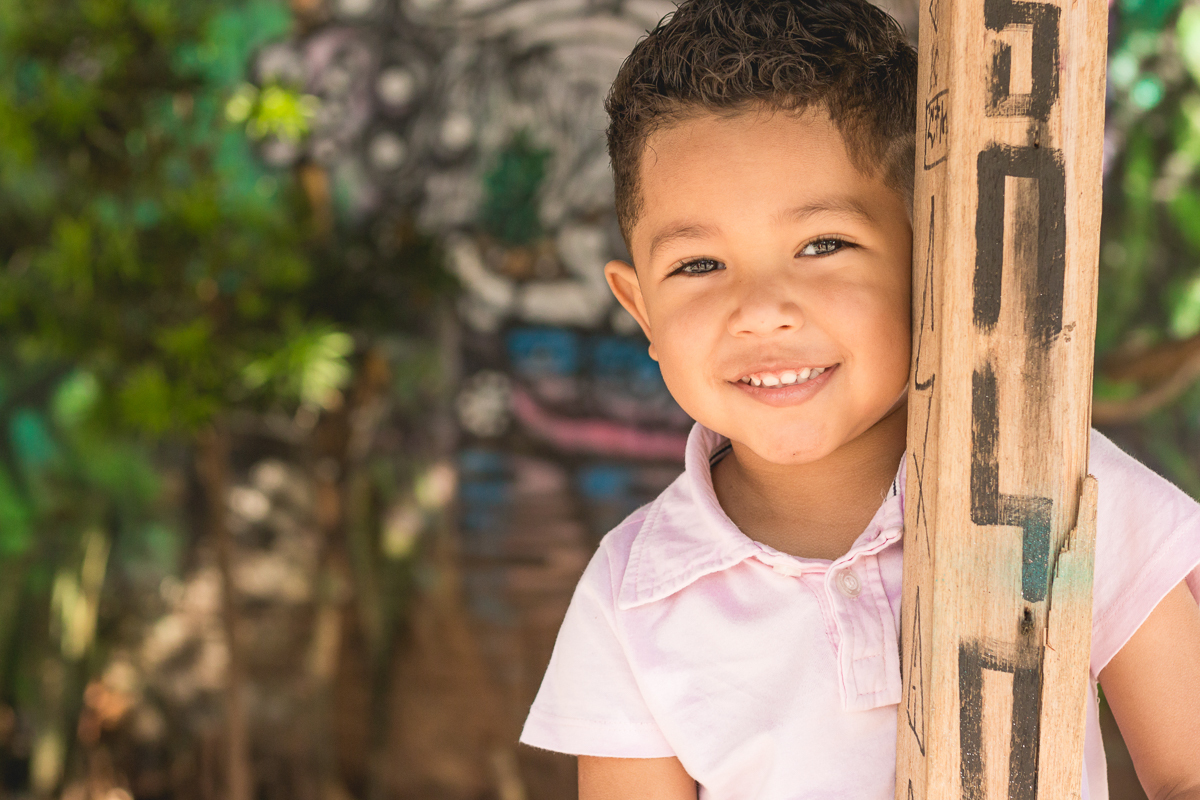 foto de menino sorrindo no ensaio infantil realizado Beco do Batman na cidade de São Paulo