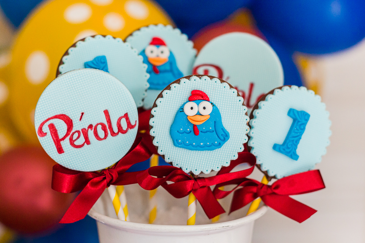 foto de detalhe dos doces personalizados  da galinha pintadinha para o aniversário infantil de 1 ano realizado na cidade de São Paulo