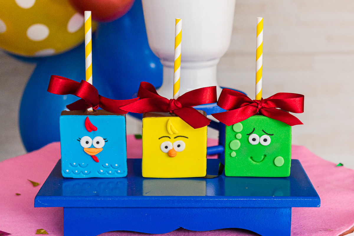 foto de detalhe dos doces personalizados  da galinha pintadinha para o aniversário infantil de 1 ano realizado na cidade de São Paulo