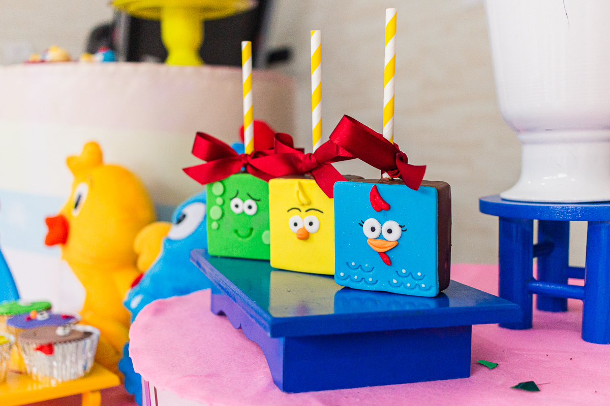 foto de detalhe dos doces personalizados  da galinha pintadinha para o aniversário infantil de 1 ano realizado na cidade de São Paulo