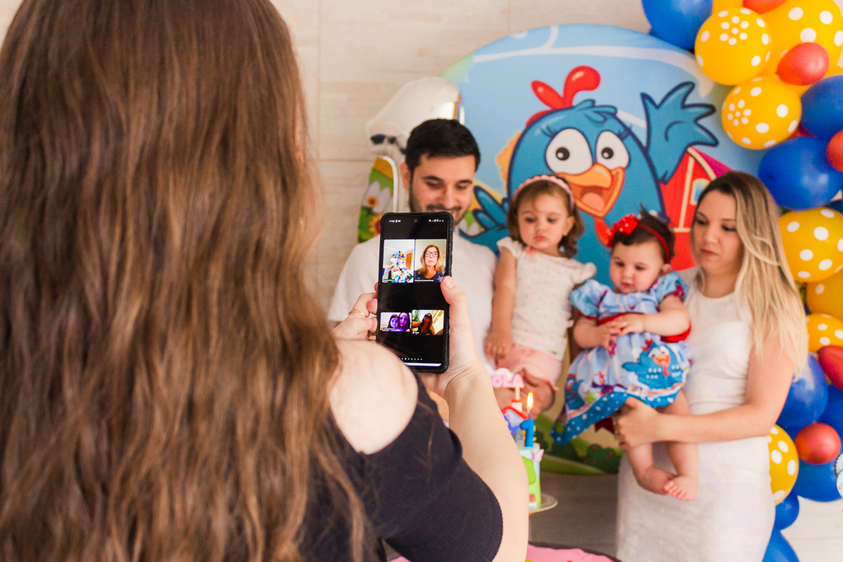 foto de familia fazendo transmissão por vídeo na hora do parabéns na festa infantil no bairro Vila Ré na cidade de São Paulo