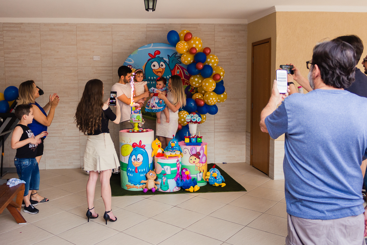 foto de familia fazendo transmissão por vídeo na hora do parabéns na festa infantil no bairro Vila Ré na cidade de São Paulo