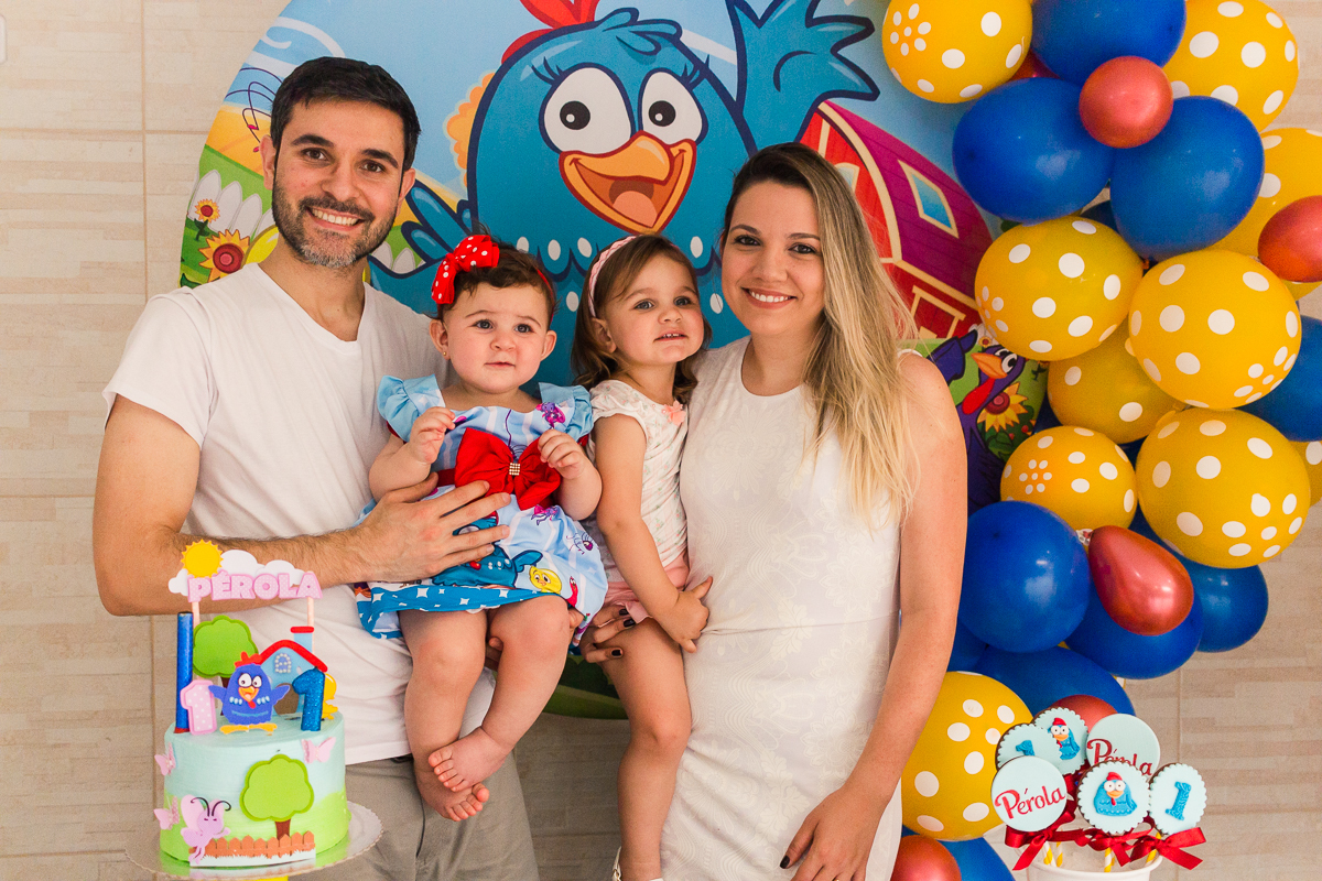foto da família sorrindo na mesa do bolo no bairro Vila Ré na cidade de São Paulo.