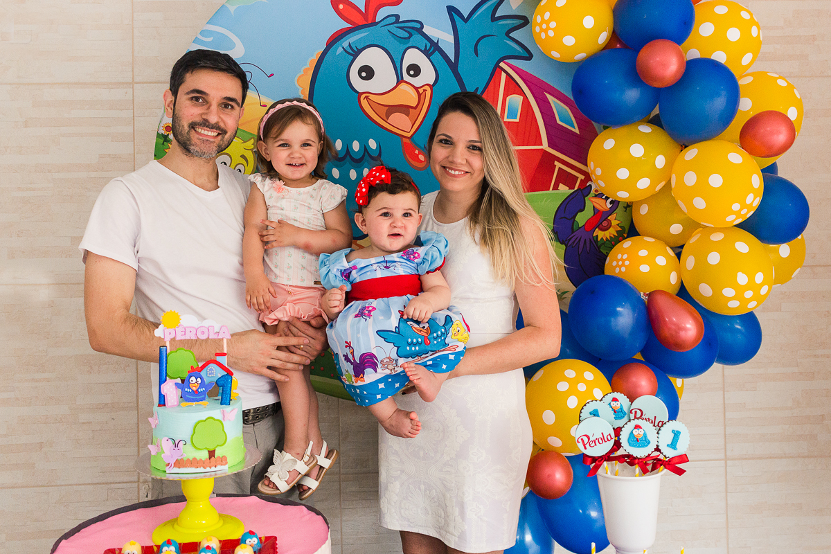 foto de família no aniversario de 1 ano com decoração da galinha pintinha
