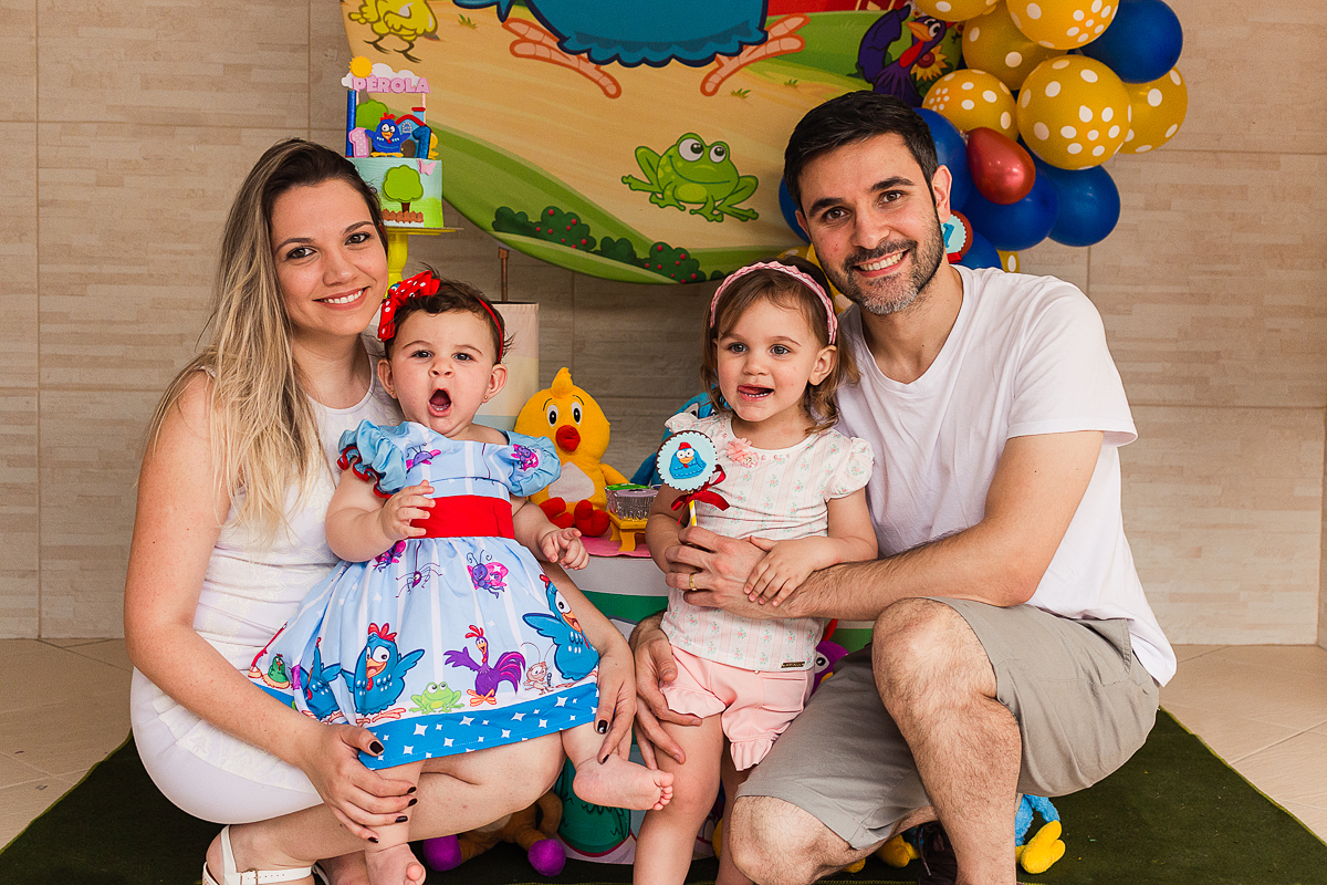 foto de família no aniversario de 1 ano com decoração da galinha pintinha
