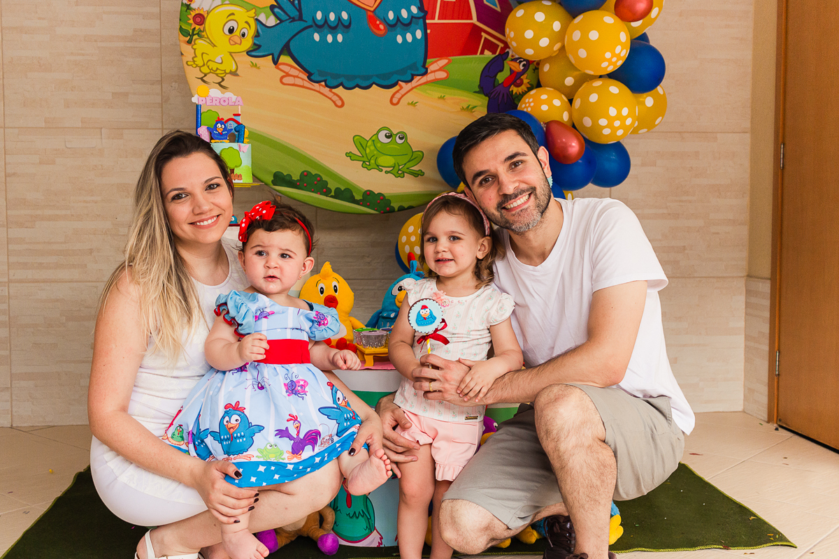 foto de família no aniversario de 1 ano com decoração da galinha pintinha