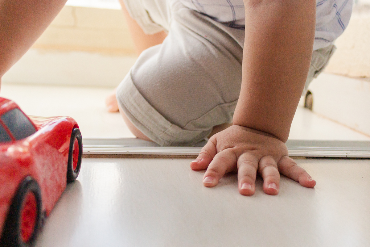 foto do detalhe das mãos do Pedro Henrique no ensaio infantil lifestyle na cidade Franco da Rocha em São Paulo