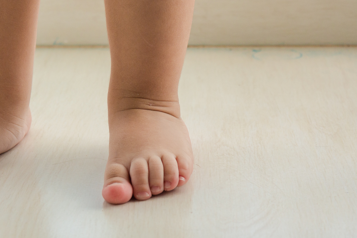 foto do detalhe dos pés do menino Pedro Henrique no ensaio infantil lifestyle na cidade Franco da Rocha em São Paulo