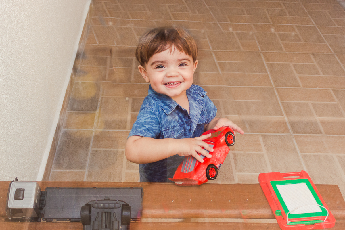 foto de criança brincando no quintal de casa no ensaio infantil lifestyle em Franco da Rocha na cidade de São Paulo