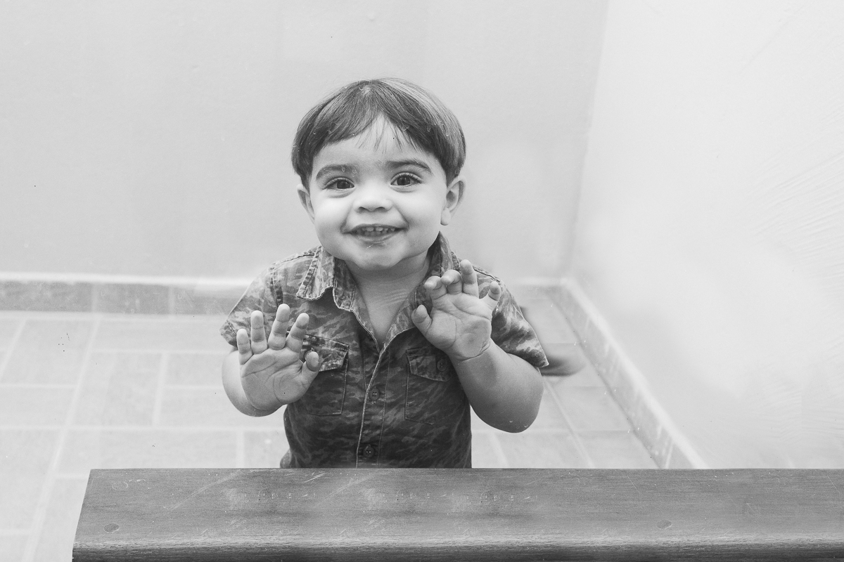 foto de criança brincando no quintal de casa no ensaio infantil lifestyle em Franco da Rocha na cidade de São Paulo