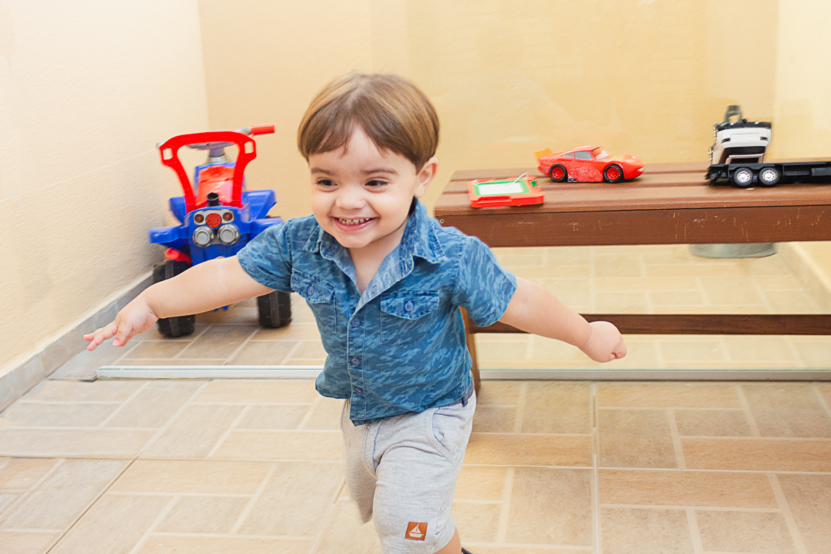foto de criança correndo no quintal de casa no ensaio infantil lifestyle em Franco da Rocha na cidade de São Paulo