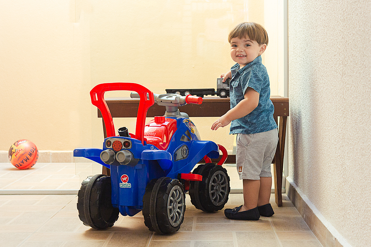 foto de criança brincando no quintal de casa no ensaio infantil lifestyle em Franco da Rocha na cidade de São Paulo