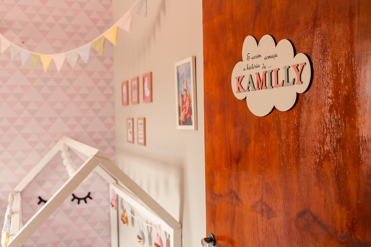 foto do quarto com decoração de nuvens e boneca metoo baby no ensaio lifestyle de família