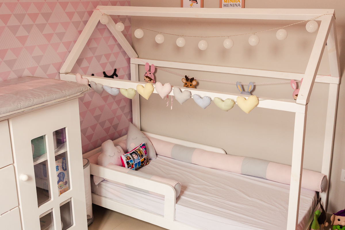 foto da decoração de nuvens e boneca metoo baby no quarto de menina no ensaio lifestyle de família