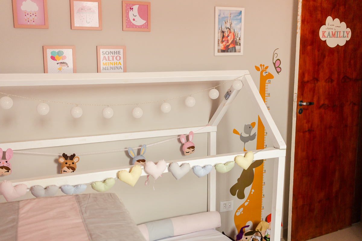 foto da decoração de nuvens e boneca metoo baby no quarto de menina no ensaio lifestyle de família