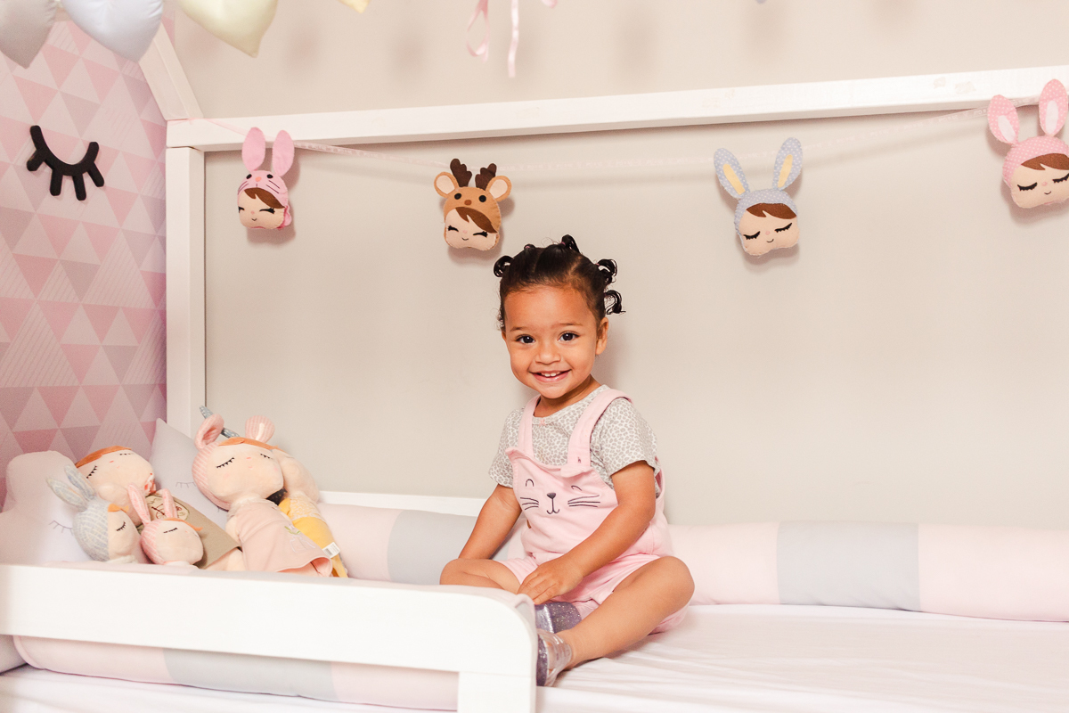 foto infantil de criança dentro do do berço no ensaio de família em casa na zona sul da cidade de Sp