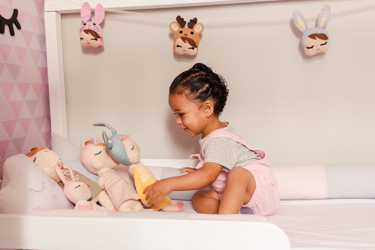 foto infantil de criança dentro do do berço no ensaio de família em casa na zona sul da cidade de Sp