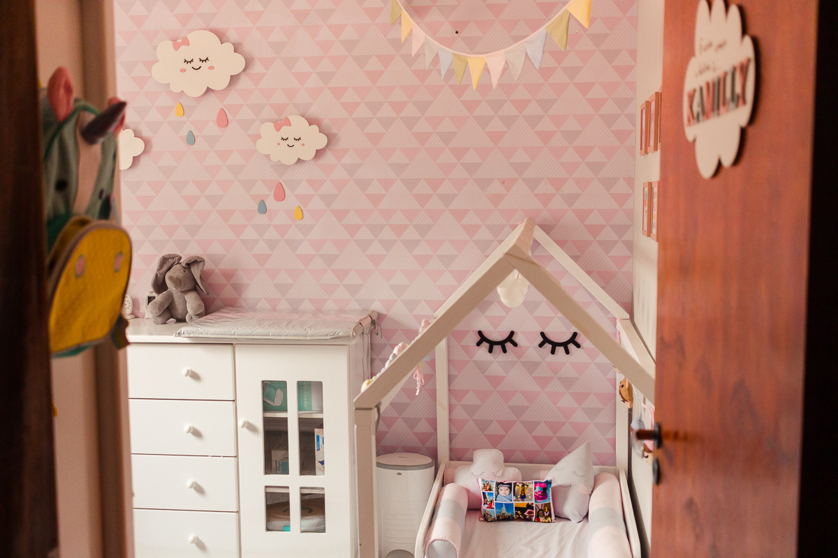 foto do berço dento do quarto com decoração de nuvens e boneca metoo baby no ensaio lifestyle de família