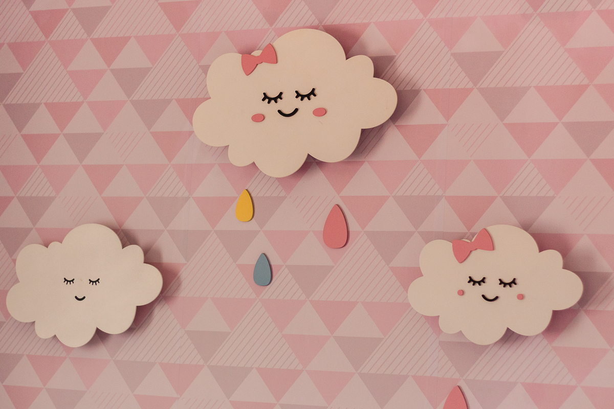 foto da decoração de nuvens no quarto de menina no ensaio lifestyle de família