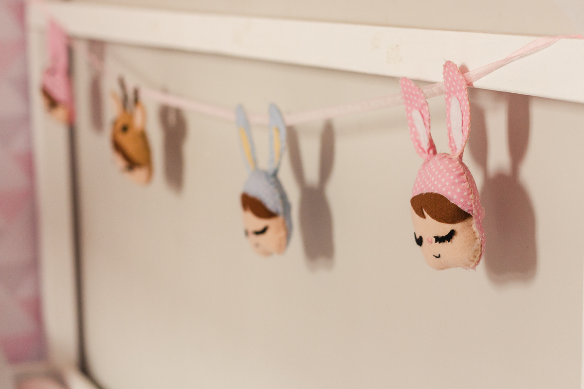 foto da decoração de nuvens no quarto de menina no ensaio lifestyle de família