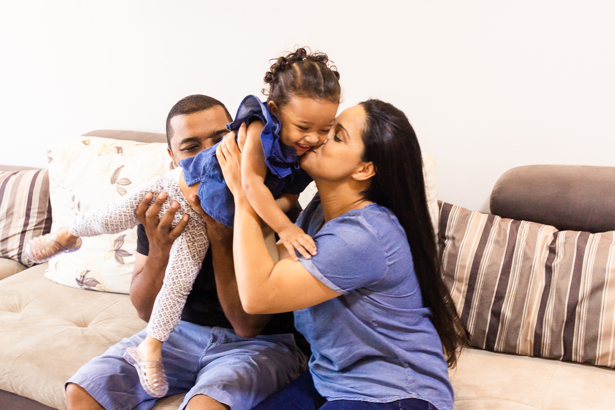 foto de família brincando na sala de casa  no ensaio lifestyle em casa na cidade de SP