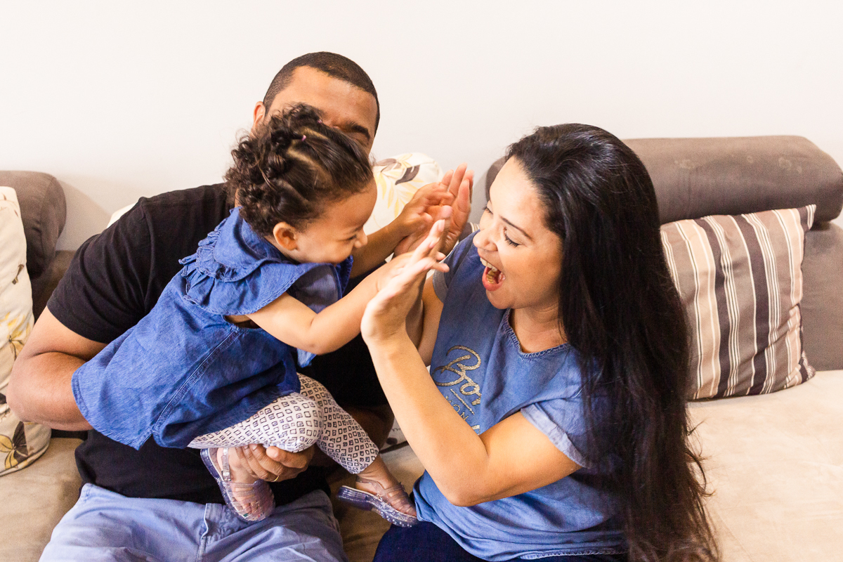 foto de família brincando na sala de casa  no ensaio lifestyle em casa na cidade de SP