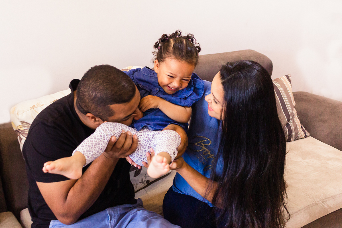 foto de família brincando na sala de casa  no ensaio lifestyle em casa na cidade de SP