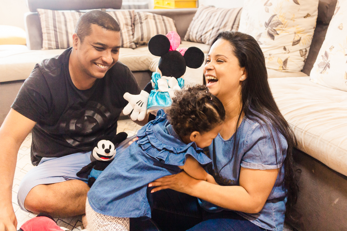 foto de família brincando no chão da sala de casa no ensaio lifestyle na cidade de SP