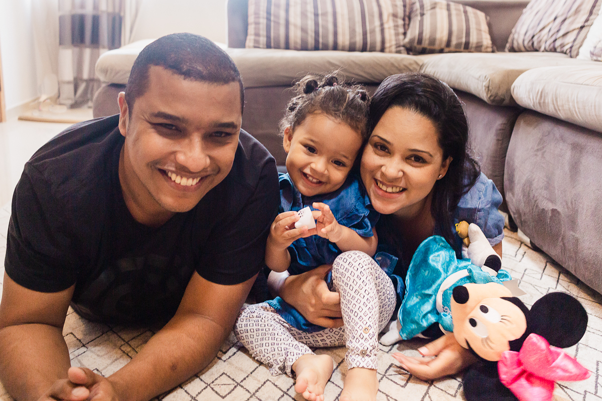 foto de família deitados no chão da sala de casa  no ensaio lifestyle em casa na cidade de SP