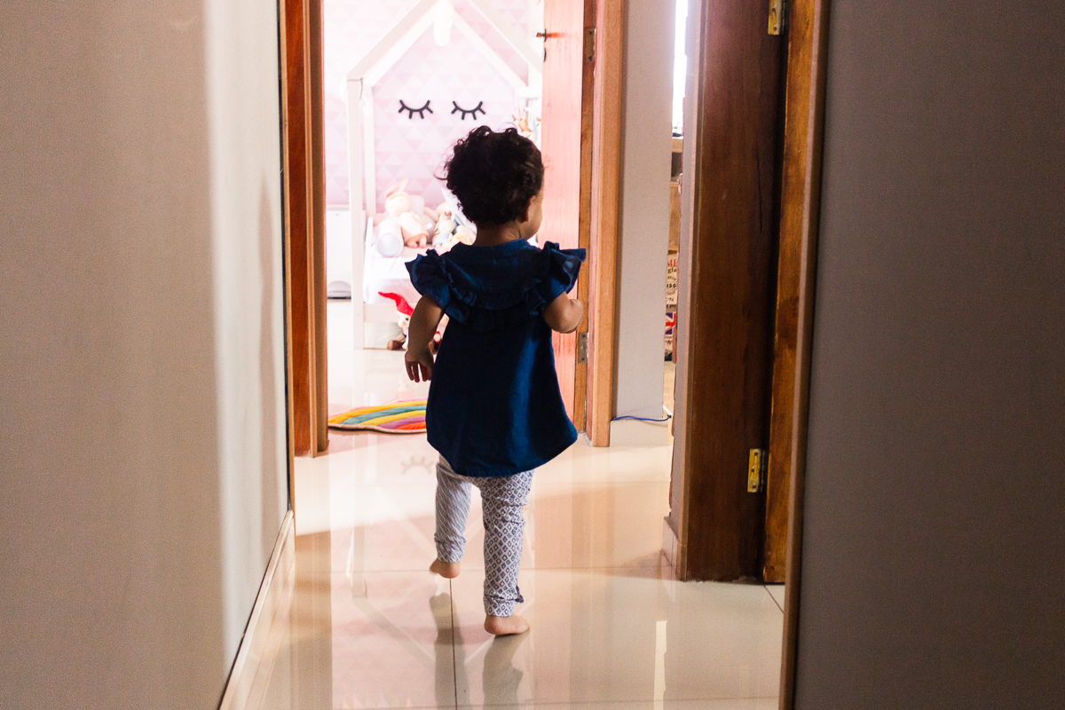 foto de menina andado no corredor de casa