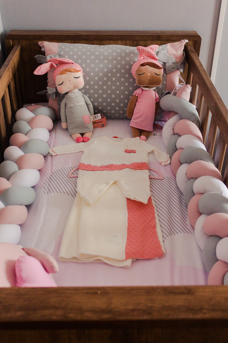 foto detalhe do berço com decoração rosa e cinza e boneca metoo do quarto de menina no ensaio família na cidade de Sp São Paulo