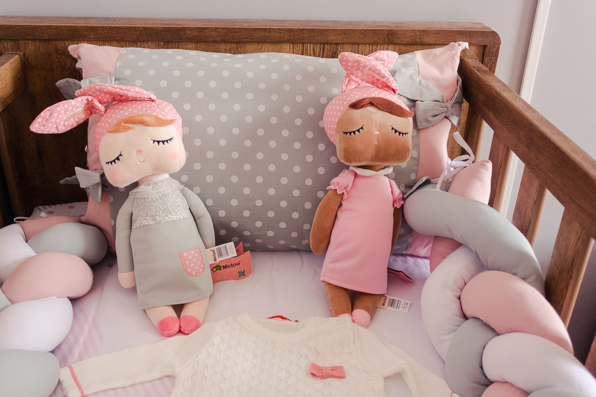 foto detalhe do berço com decoração rosa e cinza e boneca metoo do quarto de menina no ensaio família na cidade de Sp São Paulo