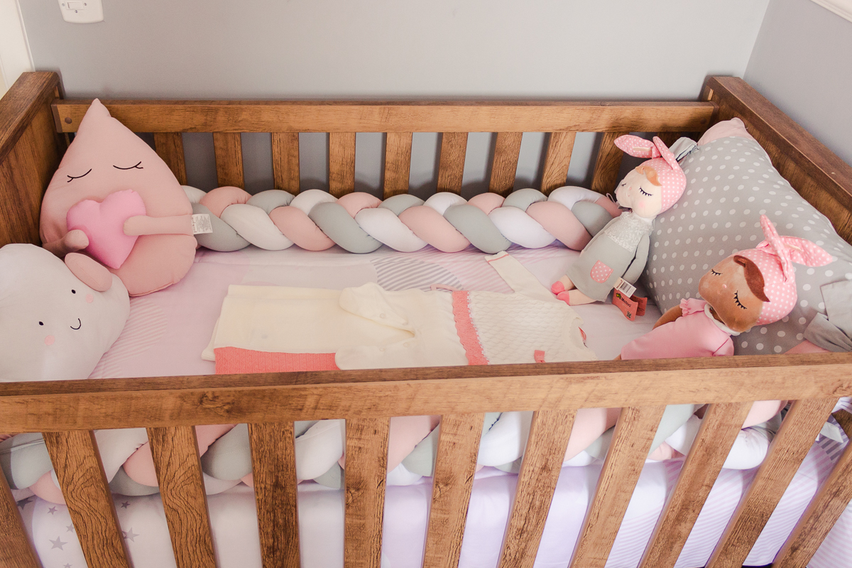 foto detalhe do berço com decoração rosa e cinza e boneca metoo do quarto de menina no ensaio família na cidade de Sp São Paulo