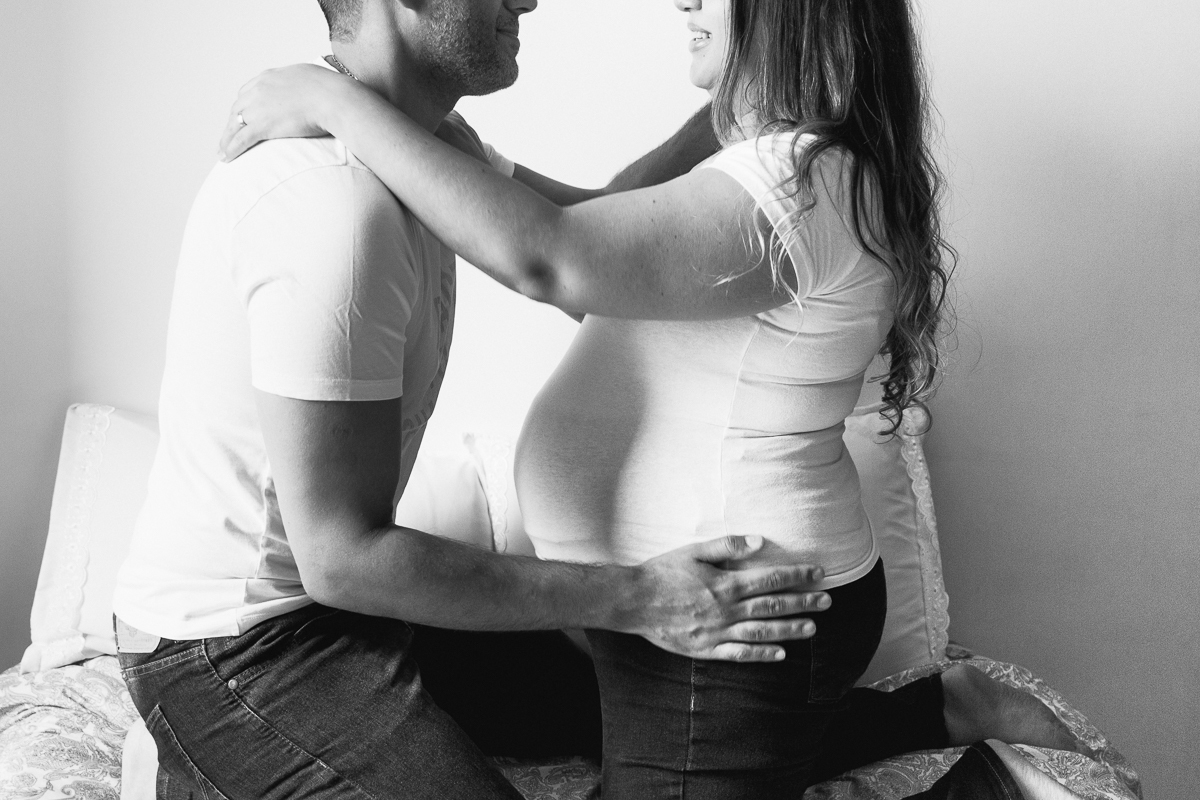 foto de casal na cama se olhando no ensaio de gestante na cidade de Sp