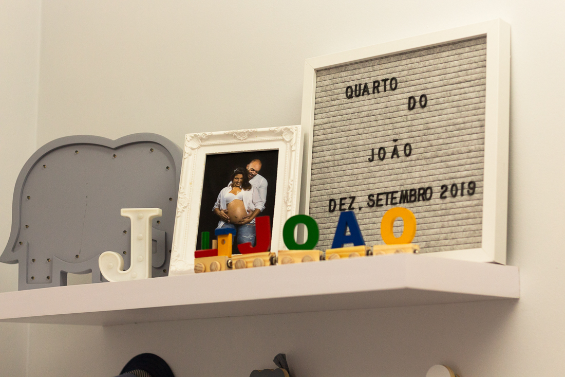 foto detalhe da decoração do quarto de menino com tema de elefante no ensaio lifestyle na cidade de São Paulo - Sp