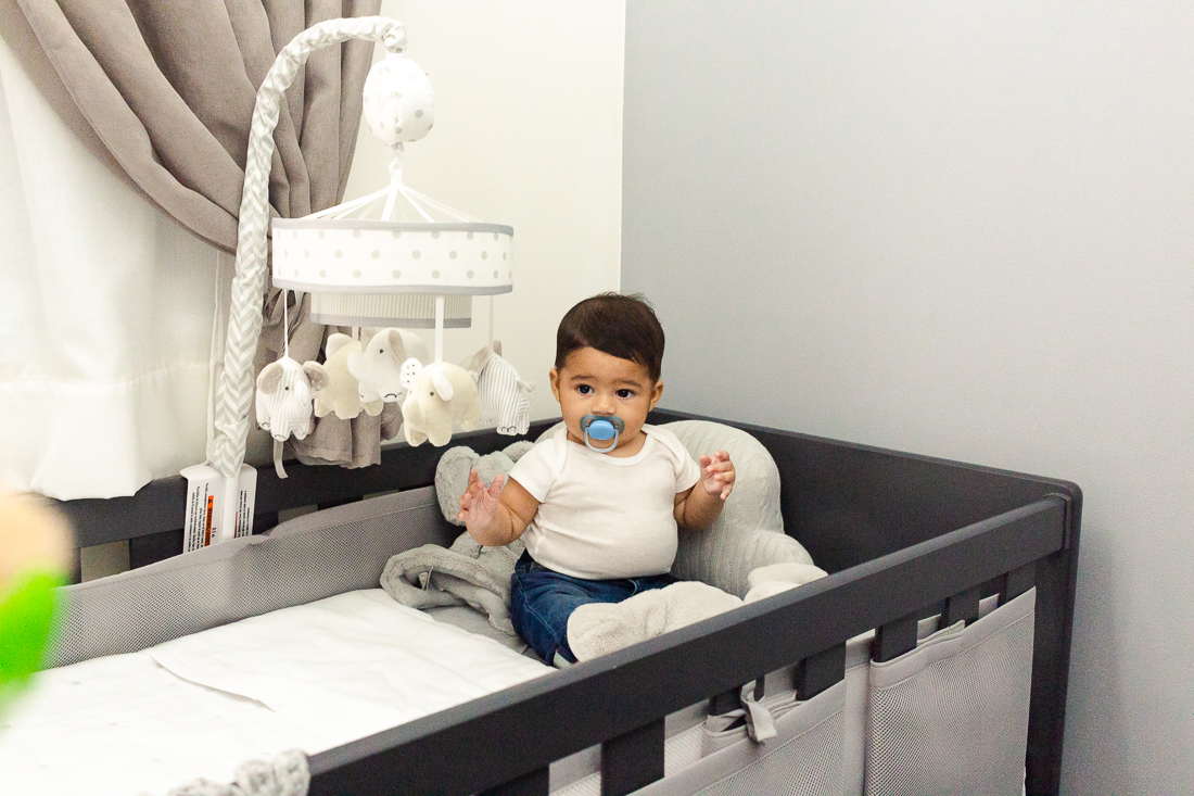 foto de criança dentro do do berço no ensaio de família em casa na cidade de Sp