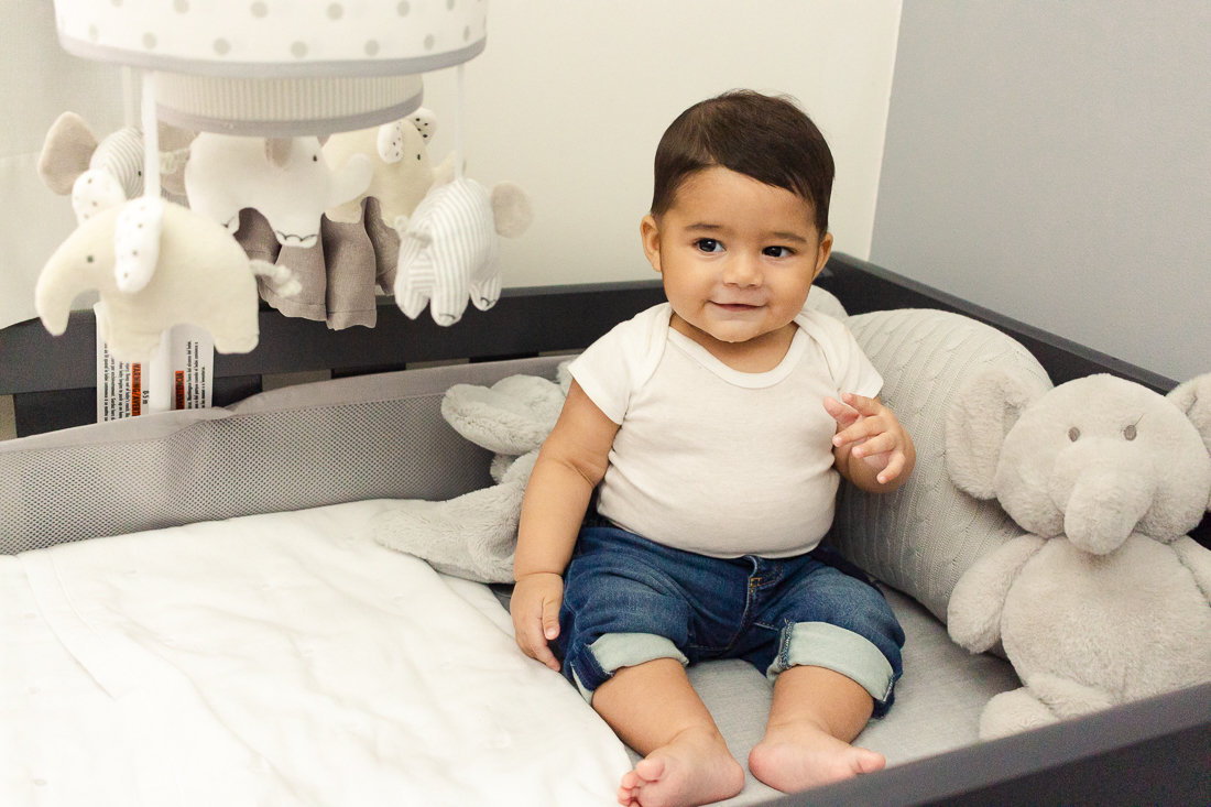 foto de criança dentro do do berço no ensaio de família em casa na cidade de Sp