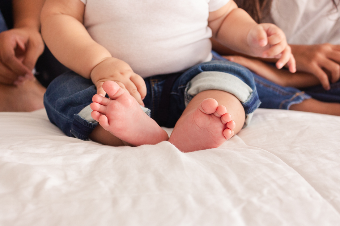 foto detalhe dos pés do bebe menino no berço no ensaio de infantil na cidade de Sp