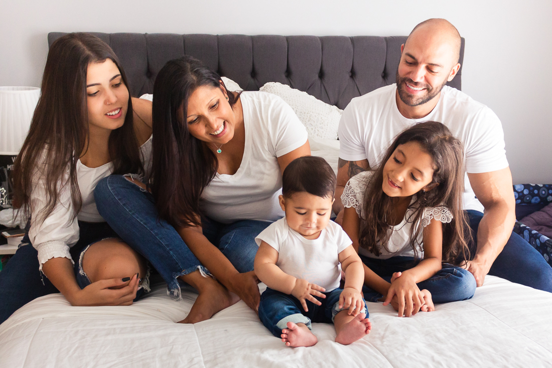 foto de família reunida no quarto sentados na cama no ensaio lifestyle na cidade de Sp