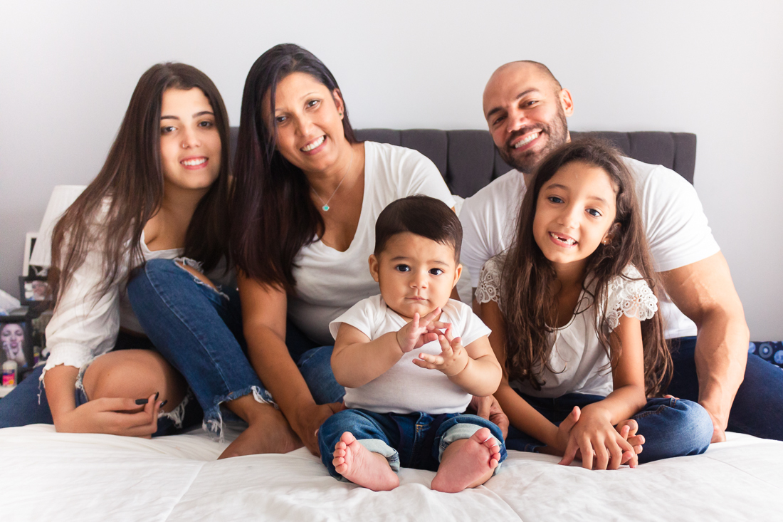 foto de família reunida no quarto sentados na cama no ensaio lifestyle na cidade de Sp