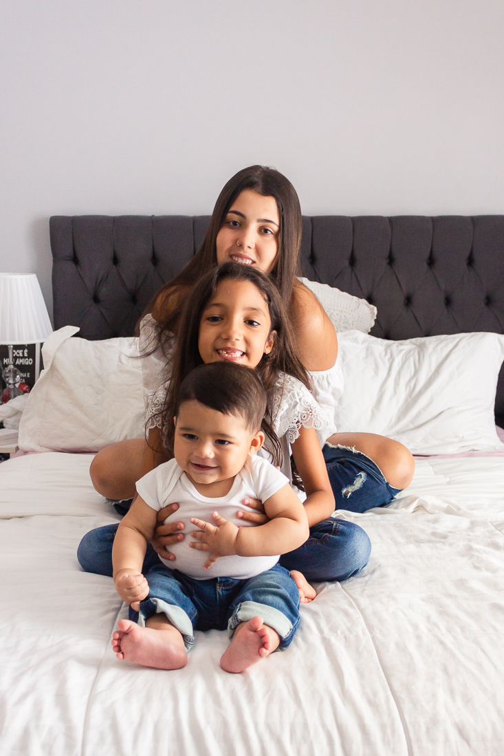 foto de irmãos abraçados na cama no quarto no ensaio lifestyle de família na cidade de São Paulo - Sp