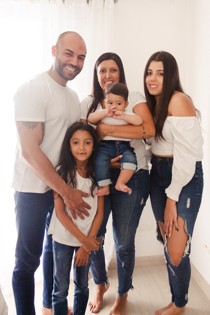 família reunida em foto posada para retrato no ensaio lifestyle no Jd Primavera na cidade de Sp
