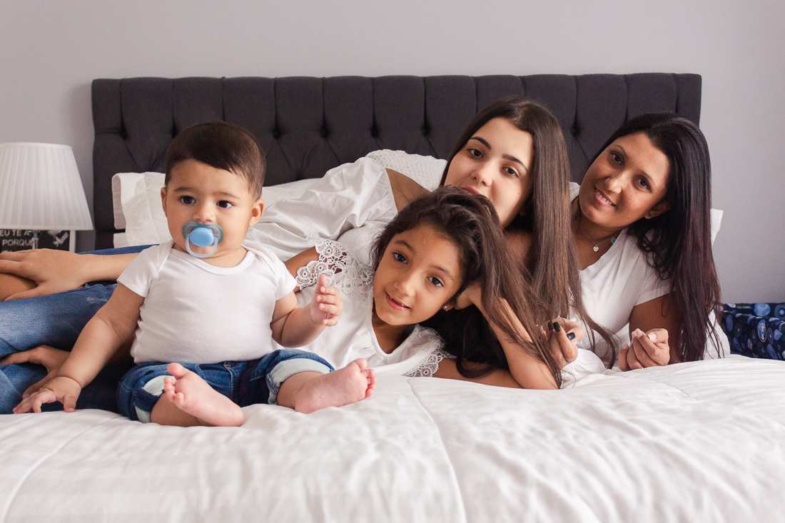 foto de mãe e filhos deitados no quarto no ensaio lifestyle de familia na cidade de Sp