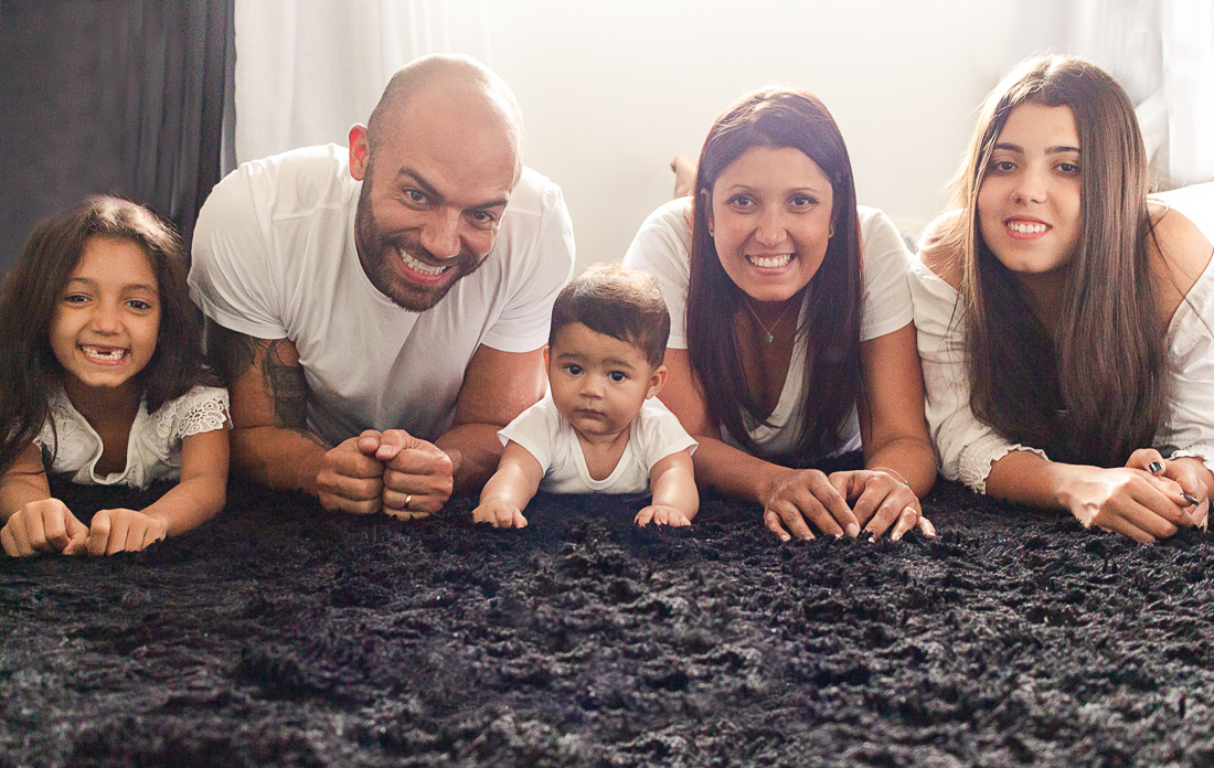 foto família reunida deitados no chão da sala no ensaio de família na cidade de Sp
