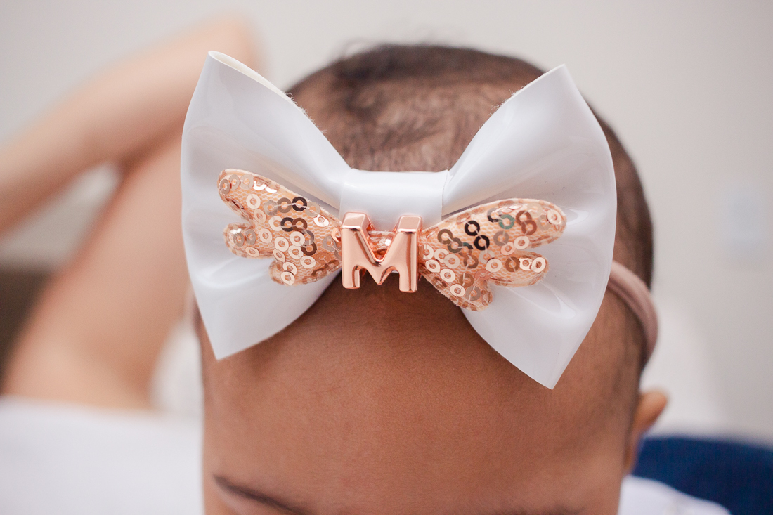 foto detalhe do laço com inicial de nome do bebe no ensaio de infantil na cidade de Sp